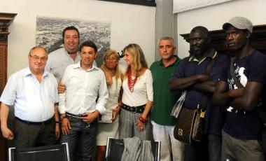 Lo zio di Aliou, secondo da destra, alla cerimonia in Comune legata al Memorial Bordigoni 