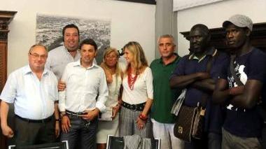 Lo zio di Aliou, secondo da destra, alla cerimonia in Comune legata al Memorial Bordigoni