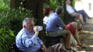 Anziani alle prese con il caldo torrido