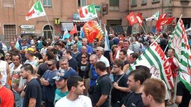 Il corteo di protesta per le vie di Piombino