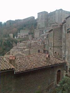 Feste e rave, avviso dei sindaci di Sorano e Pitigliano. Annullato un raduno