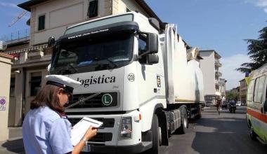 Il camion rimasto incastrato nel sottopasso di via Fabiani a Empoli      