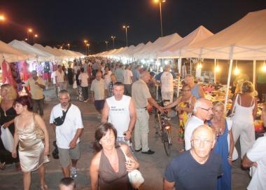 Un mercatino estivo sulla costa 