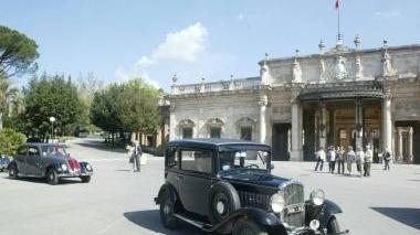 Una sfilata di auto d’epoca nel piazzale delle Terme Tettuccio
