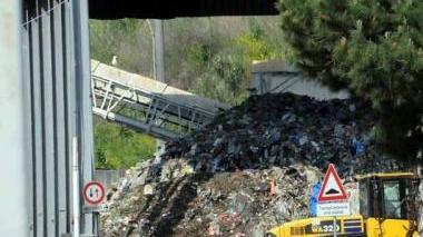 Cumuli di rifiuti al Cermec