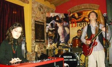 Michele Beneforti (a destra) e lHot Love Trio in azione 