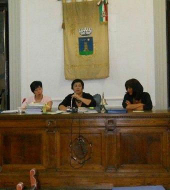Il sindaco Carla Strufaldi (al centro) durante un consiglio comunale 