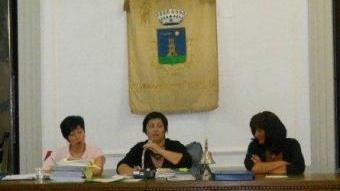 Il sindaco Carla Strufaldi (al centro) durante un consiglio comunale