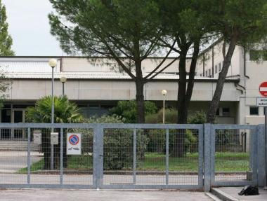 La strada taglier&agrave; a met&agrave; i giardini della materna Rodari 