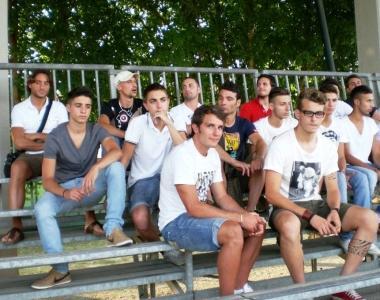 <b>Alcuni momenti della presentazione del Tuttocuoio, col gruppo della squadra e dei dirigenti, i nuovi e (sopra) il prep. atletico Marco Masoni (a sin.) e il collaboratore tecnico Marco Ceccomori  </b>