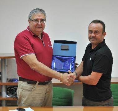 <b>CASALGUIDI ROSSONERA.</b> Il sindaco Mochi premia Grani 