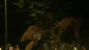 <b>BAGNO.</b> Un momento del raduno notturno di ragazzi alla fontana della discordia Su Youtube c’è il filmato del raid goliardico