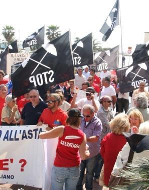 <b>ASTE.</b> Sopra, una protesta dei balneari A destra, Riccardo Borgo (Sib) 