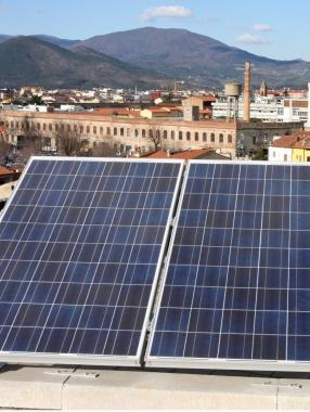 Un pannello solare sul tetto di una fabbrica 
