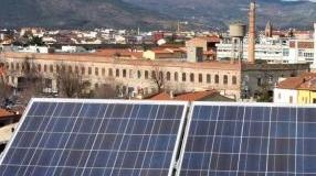 Un pannello solare sul tetto di una fabbrica