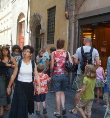 Turisti con bimbi al seguito (foto di archivio)  