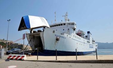 Una nave Toremar ormeggiata a Portoferraio, per il comitato c&egrave; un rischio di monopolio sui traghetti 