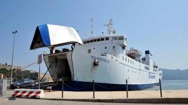 Una nave Toremar ormeggiata a Portoferraio, per il comitato c’è un rischio di monopolio sui traghetti