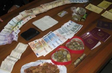 La refurtiva recuperata dai carabinieri: assegni, passaporti e circa 10mila euro in contanti 