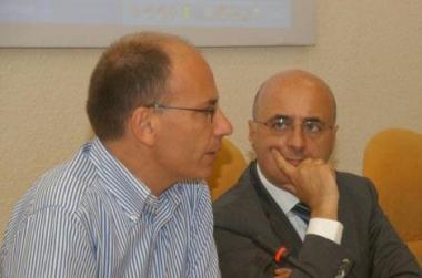 Lonorevole pisano Enrico Letta (a sinistra) con Roberto Bernab&ograve;, direttore del Tirreno 
