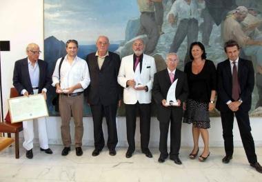 I titolari delle quattro aziende apuane premiate dalla Camera di commercio per la loro attivit&agrave; ultracentenaria e una foto depoca del laboratorio Nicoli 