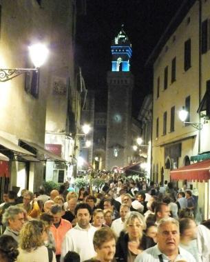 Gente a passeggio in corso Vittorio Emanuele II 