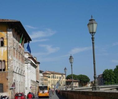 Tocca un lampione e prende la scossa Paura per un bimbo