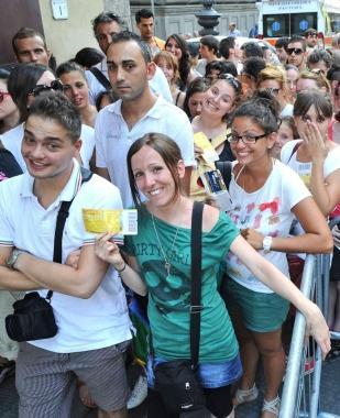 Giovanissimi fan degli Skunk Anansie si affollano dietro alle transenne 