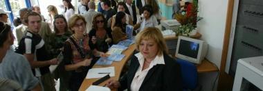 Lo sportello del Centro per limpiego di Pontedera in viale Piaggio preso di mira da centinaia di lavoratori (la foto &egrave; darchivio)  