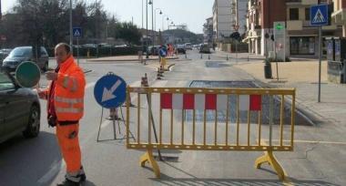 Un cantiere di lavori per coprire buche lungo una strada    