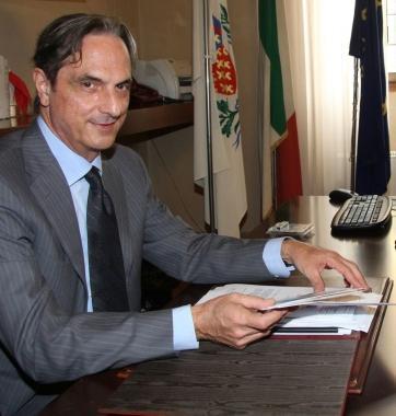 A destra il sindaco Roberto Cenni il vescovo Gastone Simoni, lo scrittore Sandro Veronesi, il presidente provinciale Lamberto Gestri   
