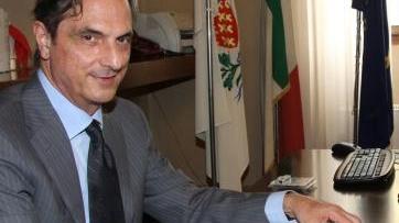 A destra il sindaco Roberto Cenni il vescovo Gastone Simoni, lo scrittore Sandro Veronesi, il presidente provinciale Lamberto Gestri