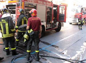 Misterioso incendio, a fuoco camper e sterpaglie