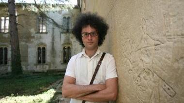 Simone Cristicchi in visita ai graffiti di Nannetti a Volterra