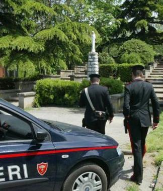 Carabinieri durante un sopralluogo dopo un furto in una abitazione  