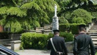 Carabinieri durante un sopralluogo dopo un furto in una abitazione