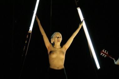 <b>EIDOS APPARIZIONI </b>Due scene dello spettacolo in replica questa sera al Teatro delle Rocce di Gavorrano 