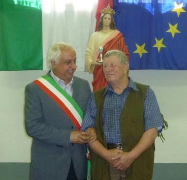 <b>STATUA. </b>Il sindaco Landi con lex minatore Martellini e la statua di Santa Barbara       