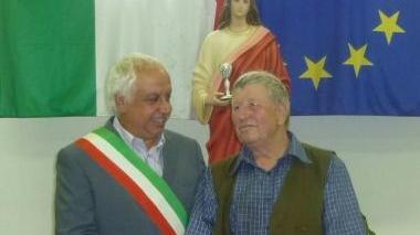 <b>STATUA. </b>Il sindaco Landi con l’ex minatore Martellini e la statua di Santa Barbara