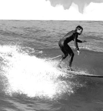 <b>CAVALCARE LE ONDE.</b> Surfisti in azione 