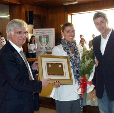 <b>SPORT E POLEMICHE.</b> Pucci e Vullo (a sinistra) premiano la Piccinini 