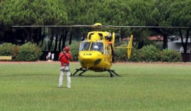 Lelicottero del 118 atterrato al campo scuola per caricare gli uomini del Sast 