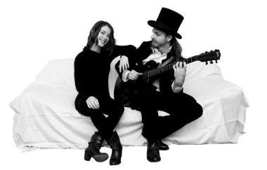 Hilary Thavis con uno dei componenti dei Gaia Groove 