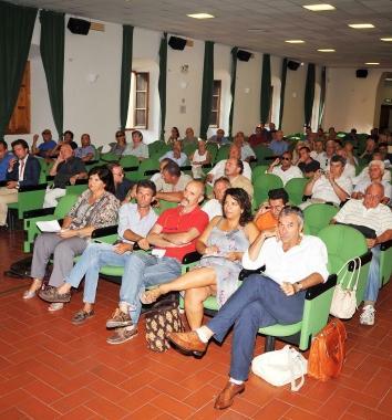 Il pubblico presente allassemblea per la presentazione della variante sul sistema dei porti  