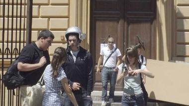 Sopra, alunni di fronte ad uno degli ingressi del complesso di via Benedetto Croce. Sotto, il portone dell’istituto tecnico