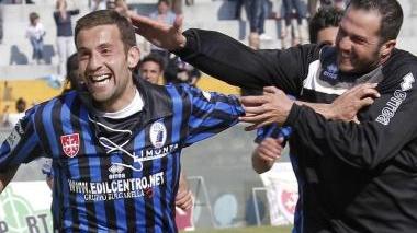 L’esultanza di Favasuli dopo un gol, con i complimenti di Carparelli
