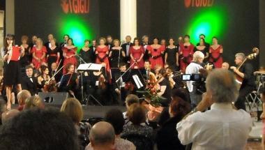Sopra un momento del concerto di musica lirica ai Gigli Di fianco visitatori al centro commerciale per la Notte Bianca 