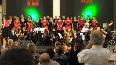 Sopra un momento del concerto di musica lirica ai Gigli Di fianco visitatori al centro commerciale per la Notte Bianca