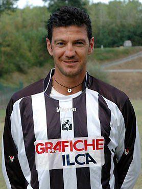 Leonardo Paciscopi con la maglia da giocatore del Fucecchio Ora &egrave; diventanto il tecnico dei bianconeri 