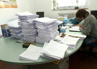 <b>TRIBUTI. </b>A destra, avvisi di pagamento Sotto, Stefano Lazzari presidente della Patrimonio 